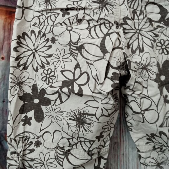 GLORIA VANDERBILT FLORAL CAPRIS 100% COTTON 5 POCKET DESIGN SIZE 14 - Picture 3 of 11
